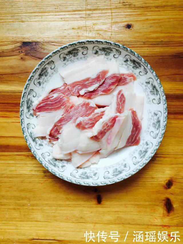 炒肉时，不要简单的用淀粉腌制肉片，加上3种食材，入味又鲜嫩