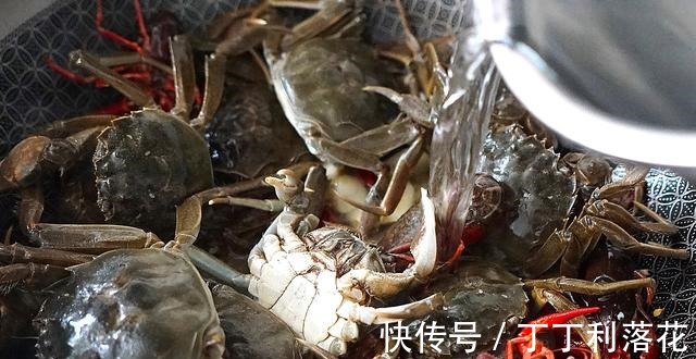 中秋节|入秋后,螃蟹这做法太实用了,不油炸不清蒸,味道鲜美还不掉蟹脚!