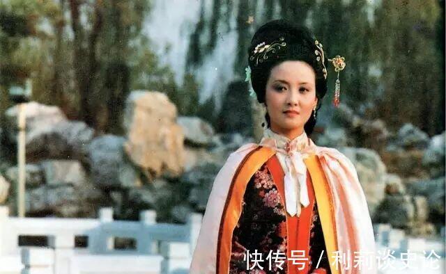 指责$贾母为何在元宵节公开指责袭人拿大?原来大有深意