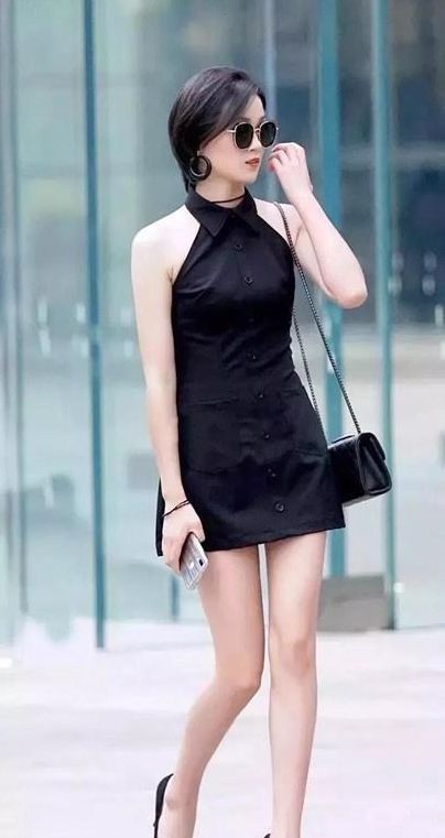 秀色可餐|街拍:秀色可餐的美女,一件白色背心配浅色短裤,青春活力气息