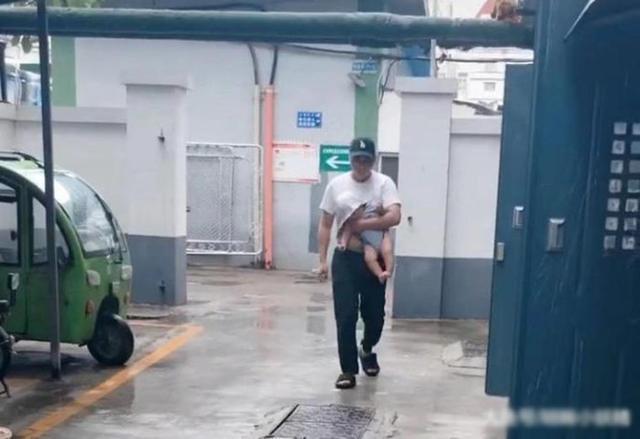 无奈|“不靠谱奶爸”火了，萌娃一脸无奈：考虑过我的感受吗