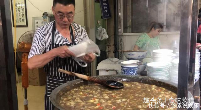 街边卖早餐的,都在碗上套个塑料袋,盛的都是滚烫热饭,有毒吗