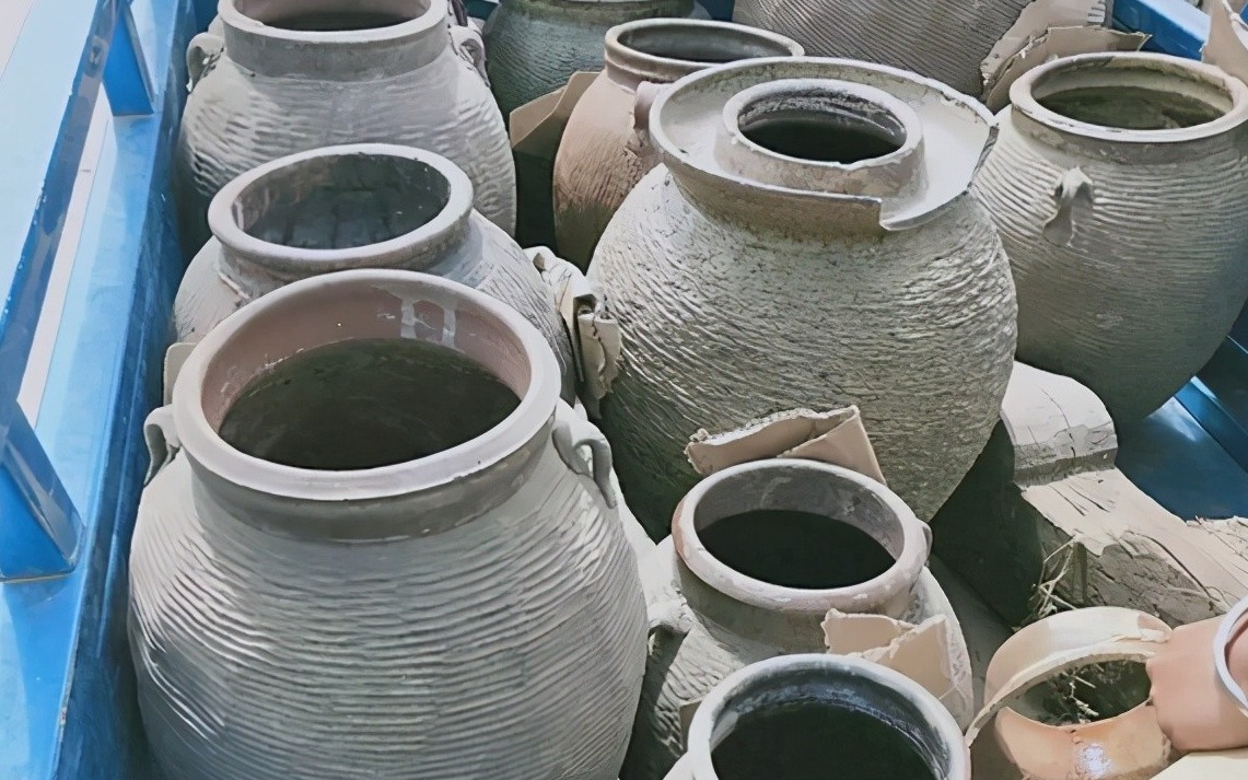 十多年前的老坛子,收集起来打孔改造,用来种多肉可不是一般的美