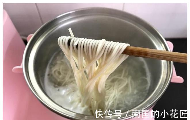 夏天|夏天,就爱这碗凉拌面,鲜香开胃,5分钟上桌,好吃到舔碗底