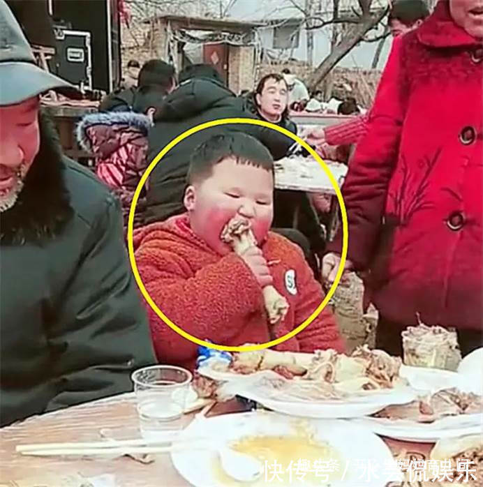 宴席|宴席刚开始,奶奶就替孙子“抢肉”,过来人养废一个孩子很简单