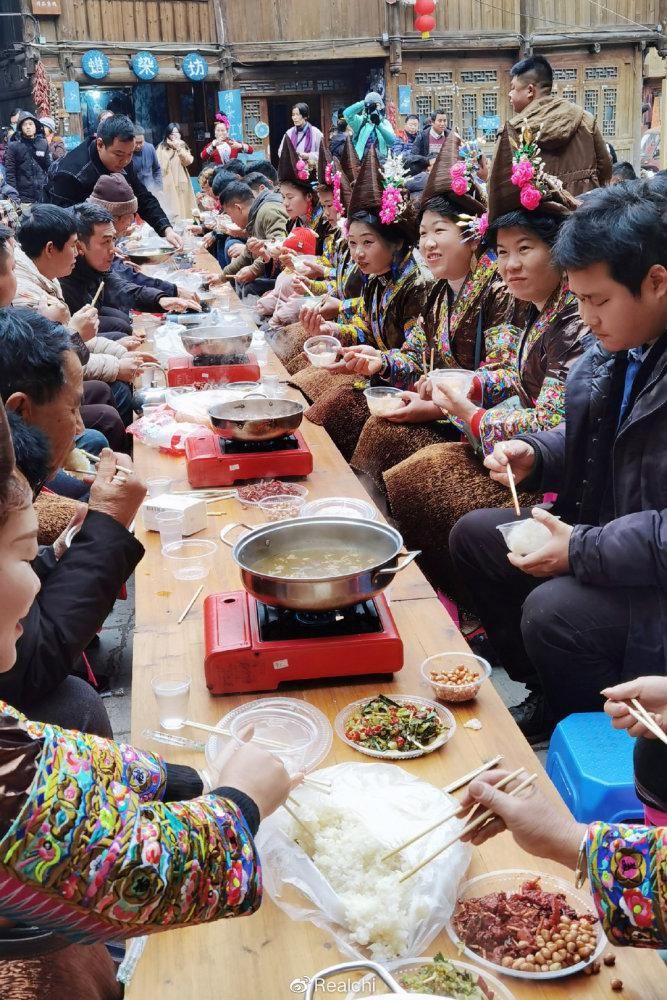  铲子|在贵州侗寨感受侗年的“奇特风俗”，铲子铲肉，千人同桌喝酒吃饭