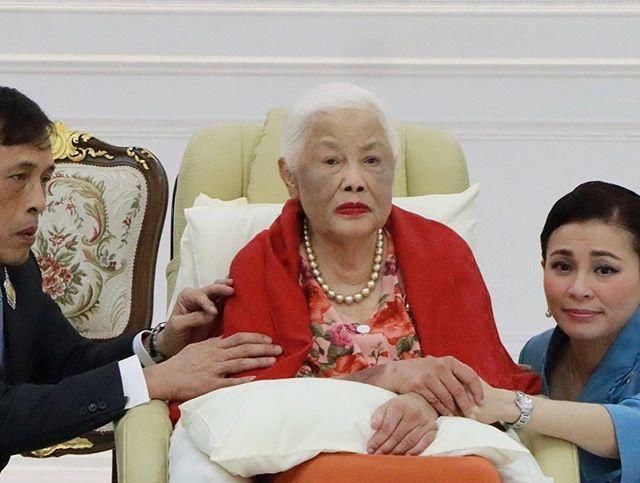 苏提达王后|泰国太后年轻时靠粉宝石撑场面如今瘫痪多年,脸庞怎么变这么黑