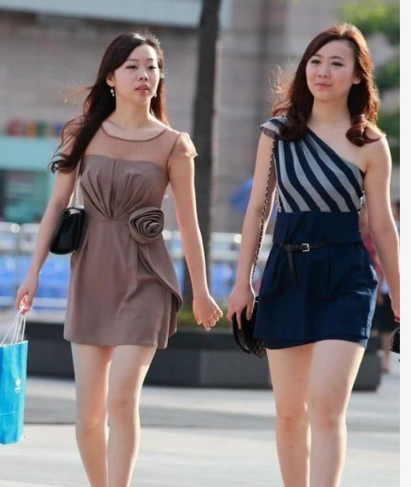 街拍|街拍清爽好看的紧身打底裤美女，搭配时尚自然，穿出不同的感觉