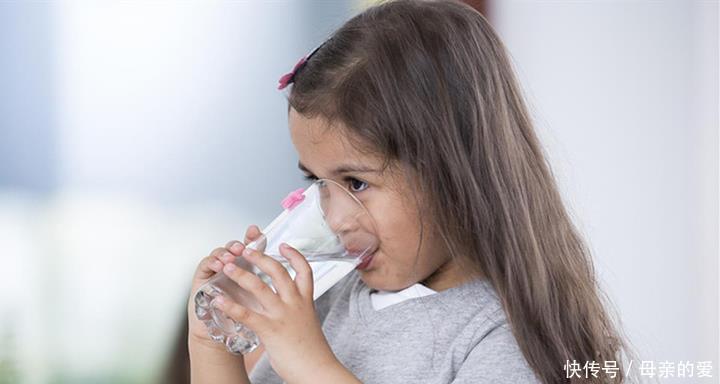 饮品|儿童该如何健康饮水,医生给出了忠告,白开水才是最佳饮品