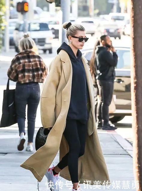 大衣里面穿什么?混搭风让你美爆2021早春