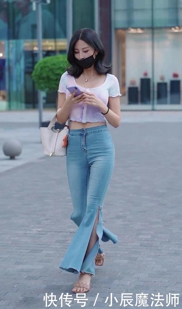 路人街拍,小姐姐穿蓝色雪纺面料的短裙,很有特色