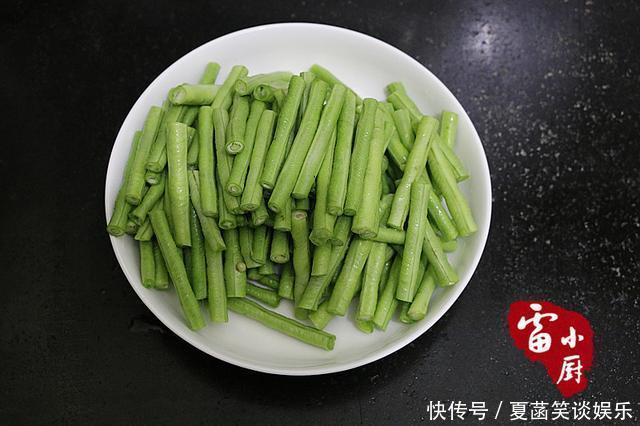  好吃|豇豆还是这样做最好吃，又香又下饭，大家都抢着吃！