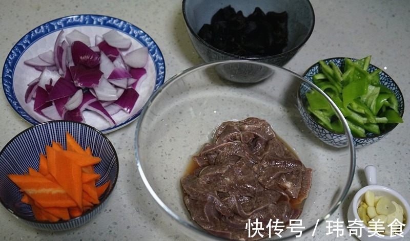木耳|这猪肝只要烹饪的方式对了，吃起来一点也不腥，还很入味