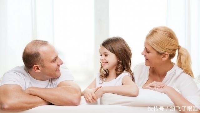 饺子皮|萌娃熟练地帮妈妈擀饺子皮走红!爸妈这样做,也能教育出同款孩子