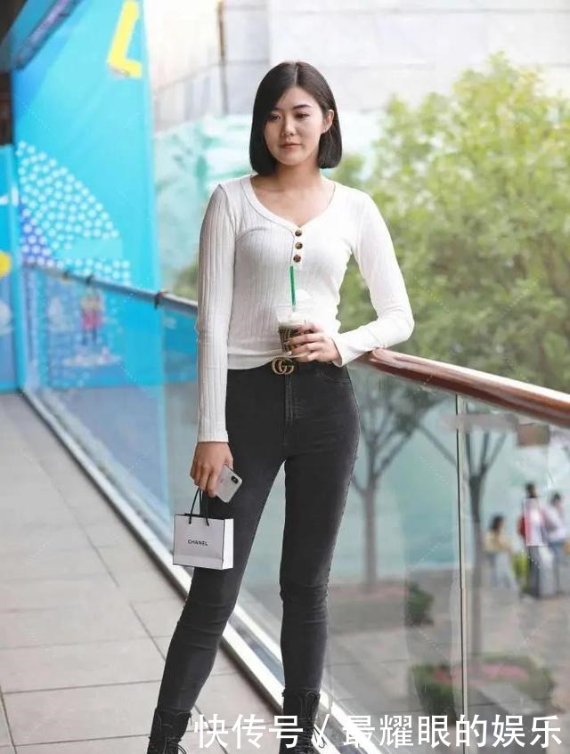 依旧桃花面，频低柳叶眉，纯白针织衫配黑色牛仔裤的知性率真穿搭