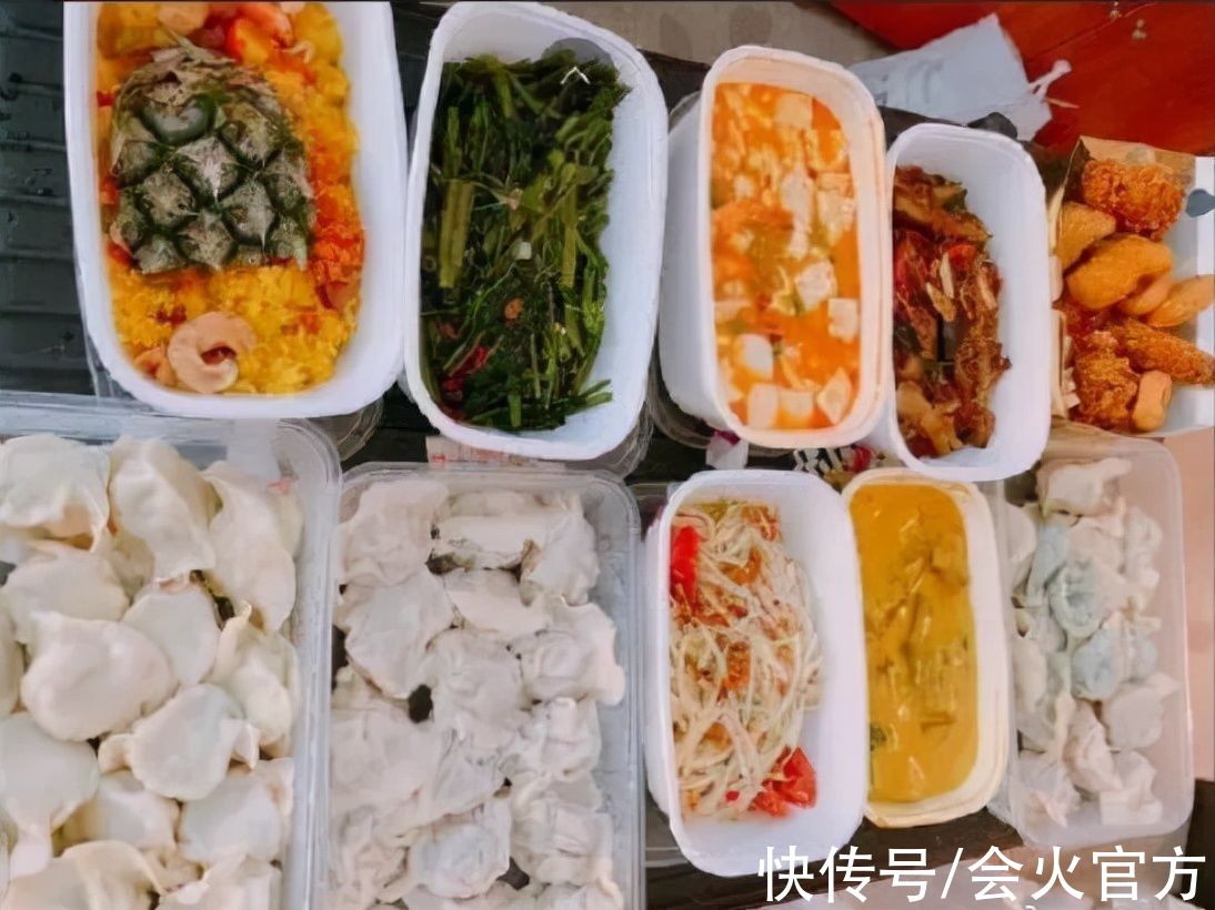 央视虎年春晚伙食首次公开！半碗都是大猪蹄，用塑料饭盒十分节俭