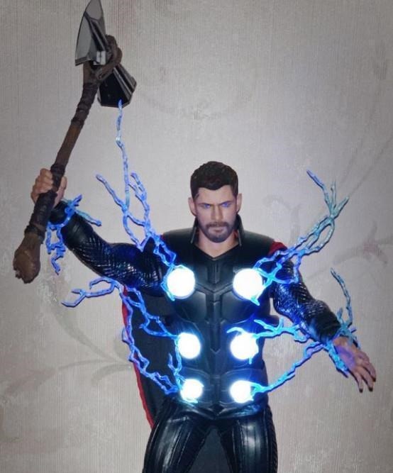 火箭浣熊|小伙晒雷神手办,雷霆万钧特效炸裂,关上灯后网友多钱买的