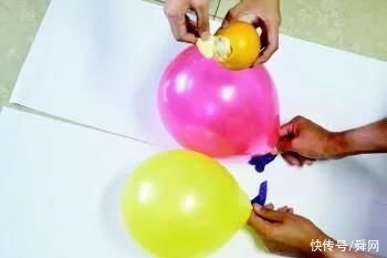 穿着气球走秀的模特，当气球爆炸时，场面美爆了!