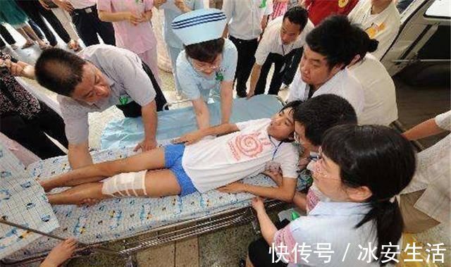 玩耍|1岁孩童玩耍被推倒,哭了几声爬起来继续玩,第二天却闭上了眼