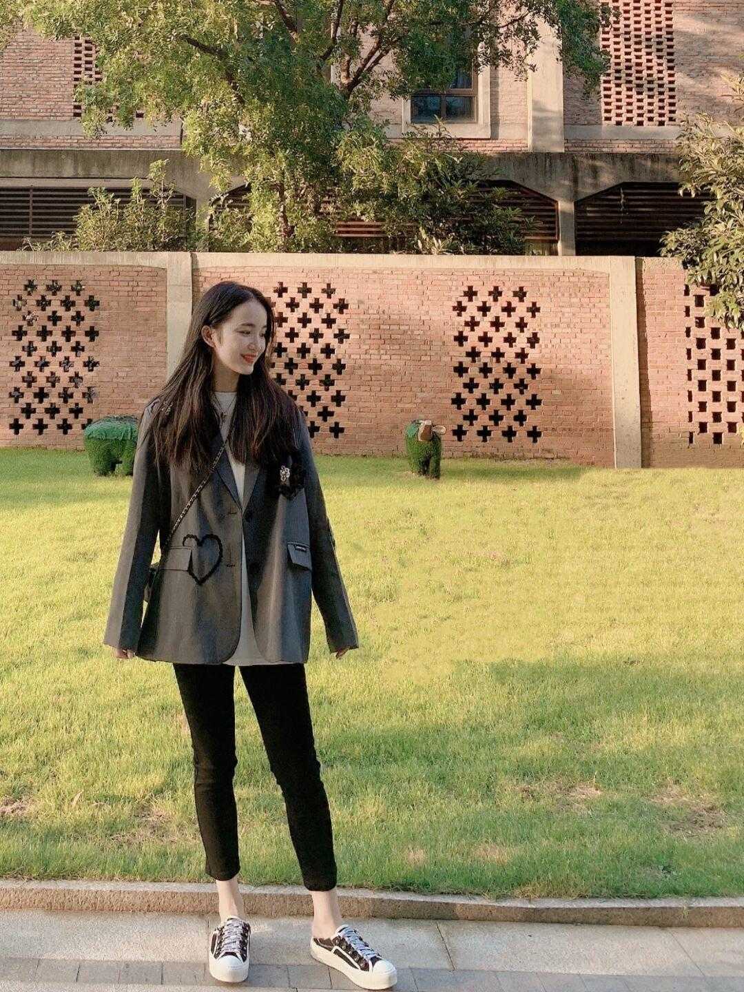 小蛮腰|秋天穿搭温度与风度并存,毛衣开衫搭配九分裤保暖舒适,漂亮大气