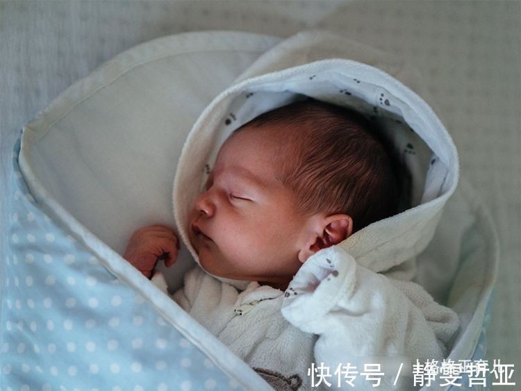 小宝宝|新生儿采用什么样睡姿,对宝宝最好,为什么呢?