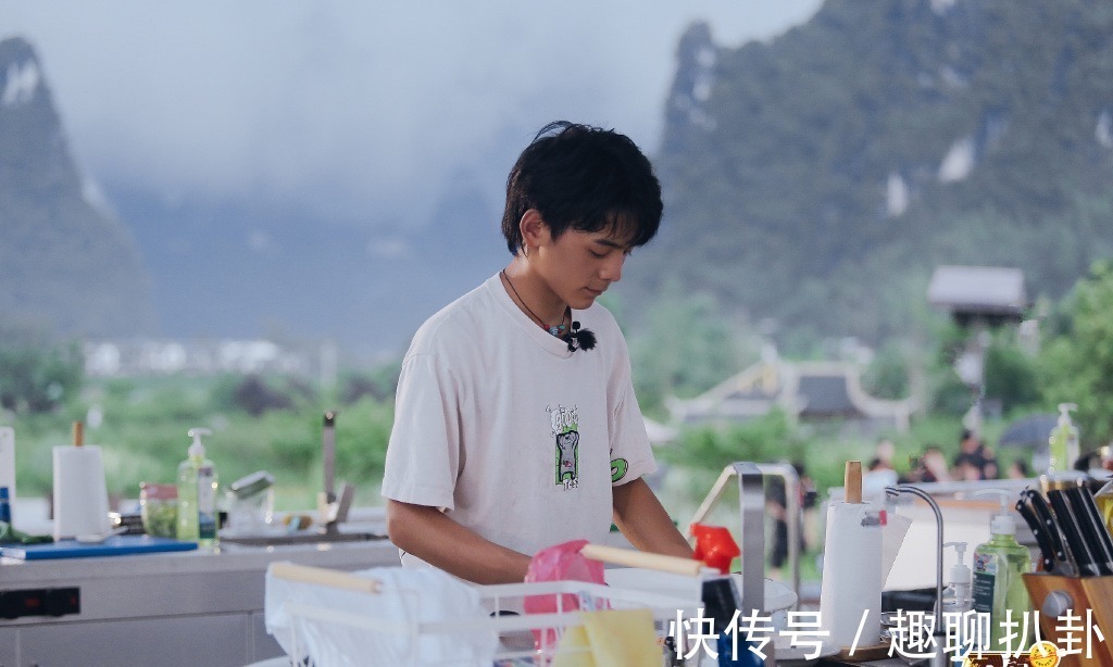 丁真的包子,檀健次的鱼,《中餐厅》正能量,当艺人也需要会做饭