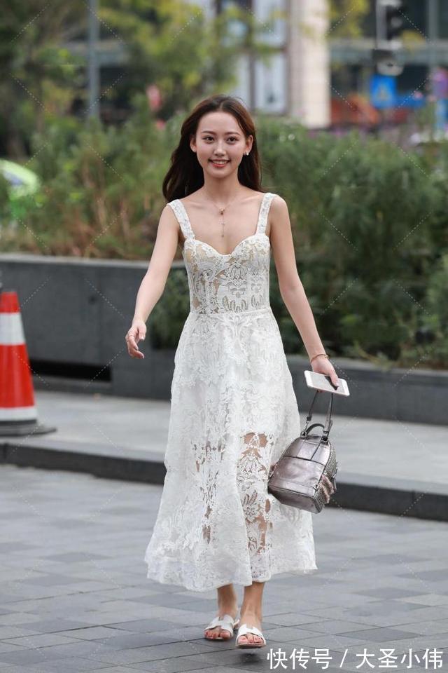 性感|美女街拍:苗条女孩就该穿“蕾丝连衣裙”,让“性感”无所遁形,温柔又优雅