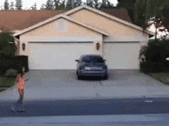 |搞笑GIF:说实话,下雨刮大风,其实打伞完全没有用。