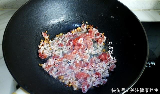 冷天，豆腐和鸡蛋一起蒸，简单又营养，孩子连吃2碗米饭