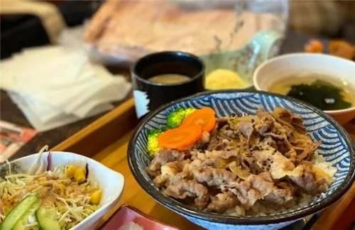 定食|吃遍大连-主食配菜小菜汤,一个盘内托出来,暖心的定食,丰富了你的肠胃~