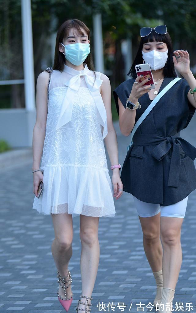 长筒靴|长筒靴搭配紧身裙,展现不可抗拒的魅力