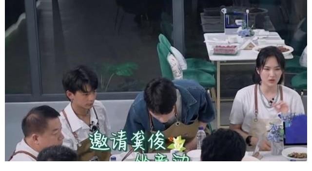 姚安娜|龚俊被小龙虾扎伤手,疼到脖子青筋凸起,眼眶泪水一直在打转