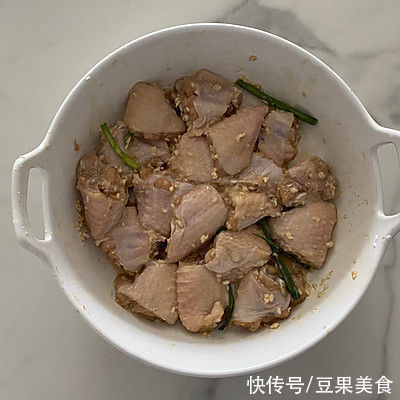 发苦|这道吮指蒜香土豆鸡翅一上桌，我的筷子就没停过