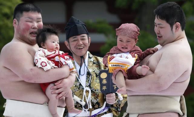 女人|日本相扑运动员生活有多滋润？一天吃30斤，日本女人还争着嫁！