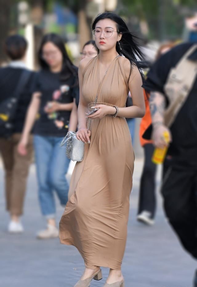 牛仔|美女街拍：时尚大气的小姐姐，牛仔工装裤的穿搭，性感十足