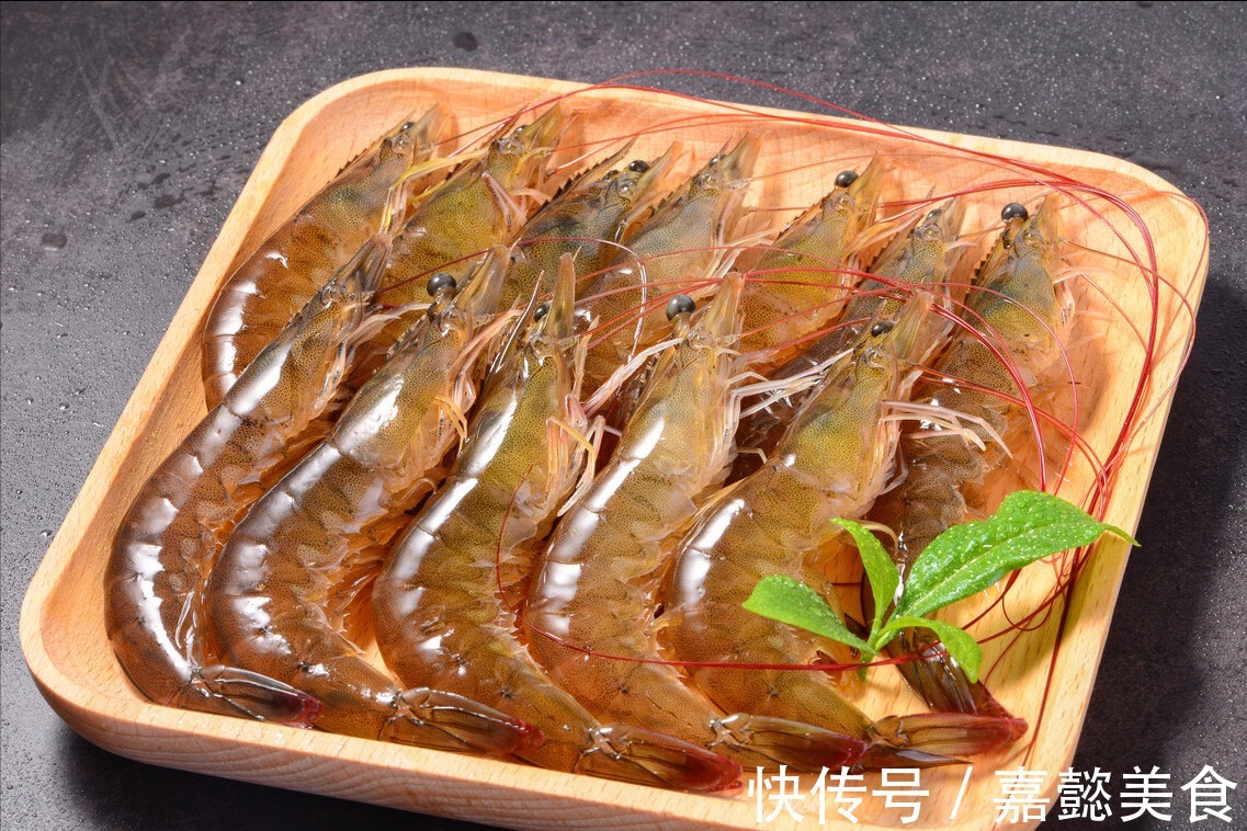 大虾|新鲜大虾上市了，白灼虾切记不要用水煮，教你一招，鲜味不流失