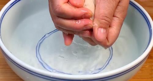 过年保存馒头,不要直接放冰箱了,教你2招,放半个月不干不硬