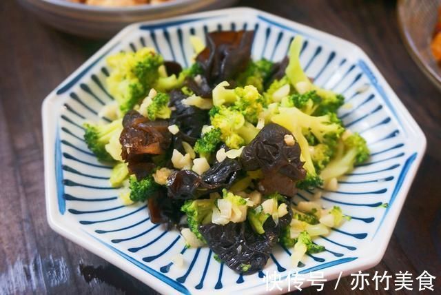 晒晒一家三口的晚餐，3菜1汤，清淡有营养，30分钟就做好