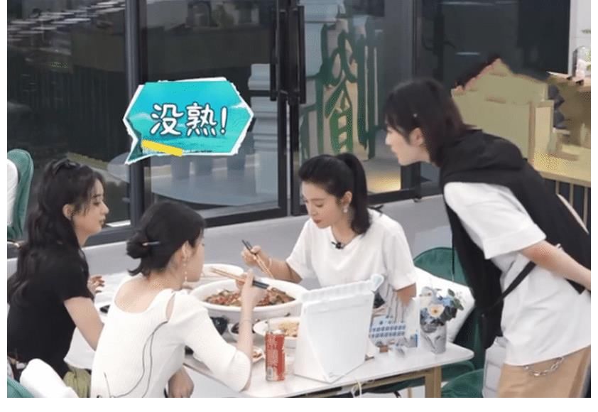 米线|《中餐厅5》有多假?客人吃到夹生米线忍气吞声,赵丽颖出手相助