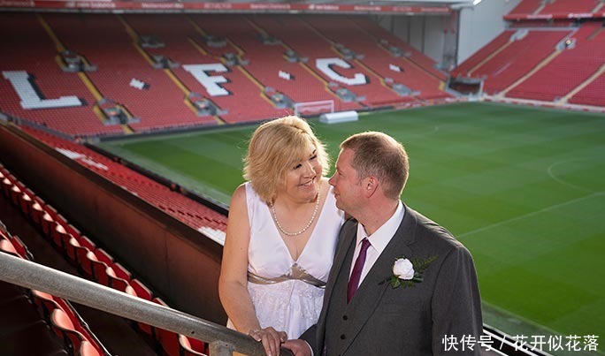 女子拥有一双32厘米的大脚，从来没穿过女鞋，只有一次在婚礼