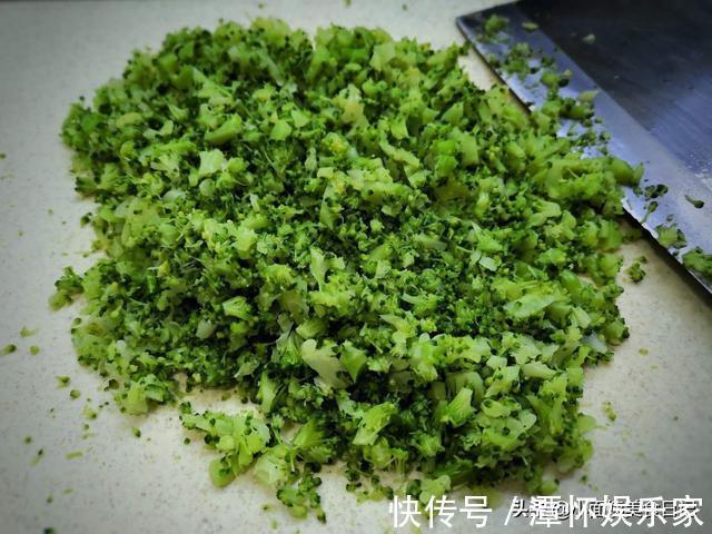 鲜香|秋天,我常用这菜做早餐饼,5分钟出锅,鲜香软嫩,儿子最爱吃