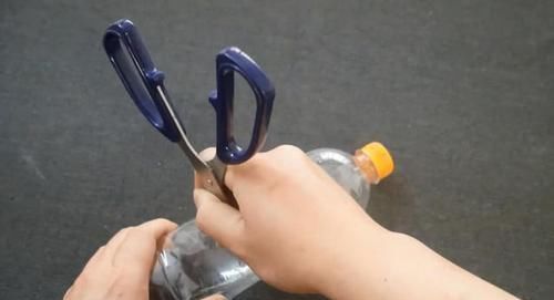 家家户户|赶紧在衣柜里放一个塑料瓶,解决了家家户户的难题,可以告诉家人