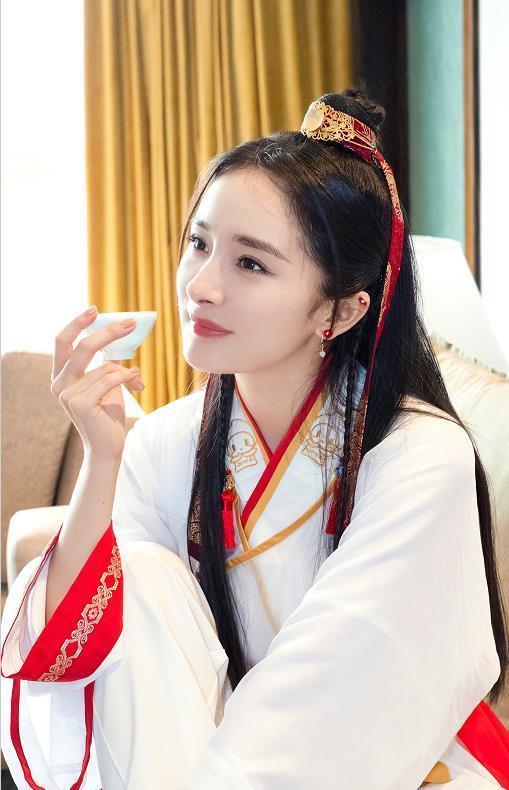 黄明昊|《密室大逃脱》杨幂学马叫,邓伦飚方言,网友没想到这么接地气