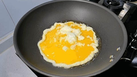 多吃洋葱护心脑,教您地道家常菜,加入鸡蛋炒一炒,天天吃不腻