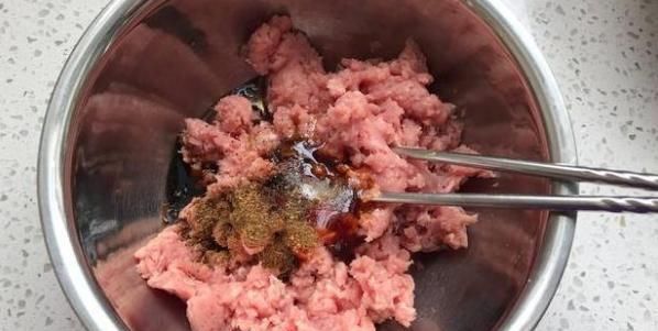 猪肉萝卜包子好吃又不腻，清香去火又有营养，好吃到吃一个都不够