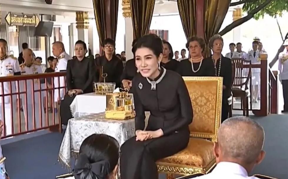 诗妮娜|诗妮娜扬眉吐气了！代泰王去皇家祭拜，戴珍珠流苏首饰艳压苏提达