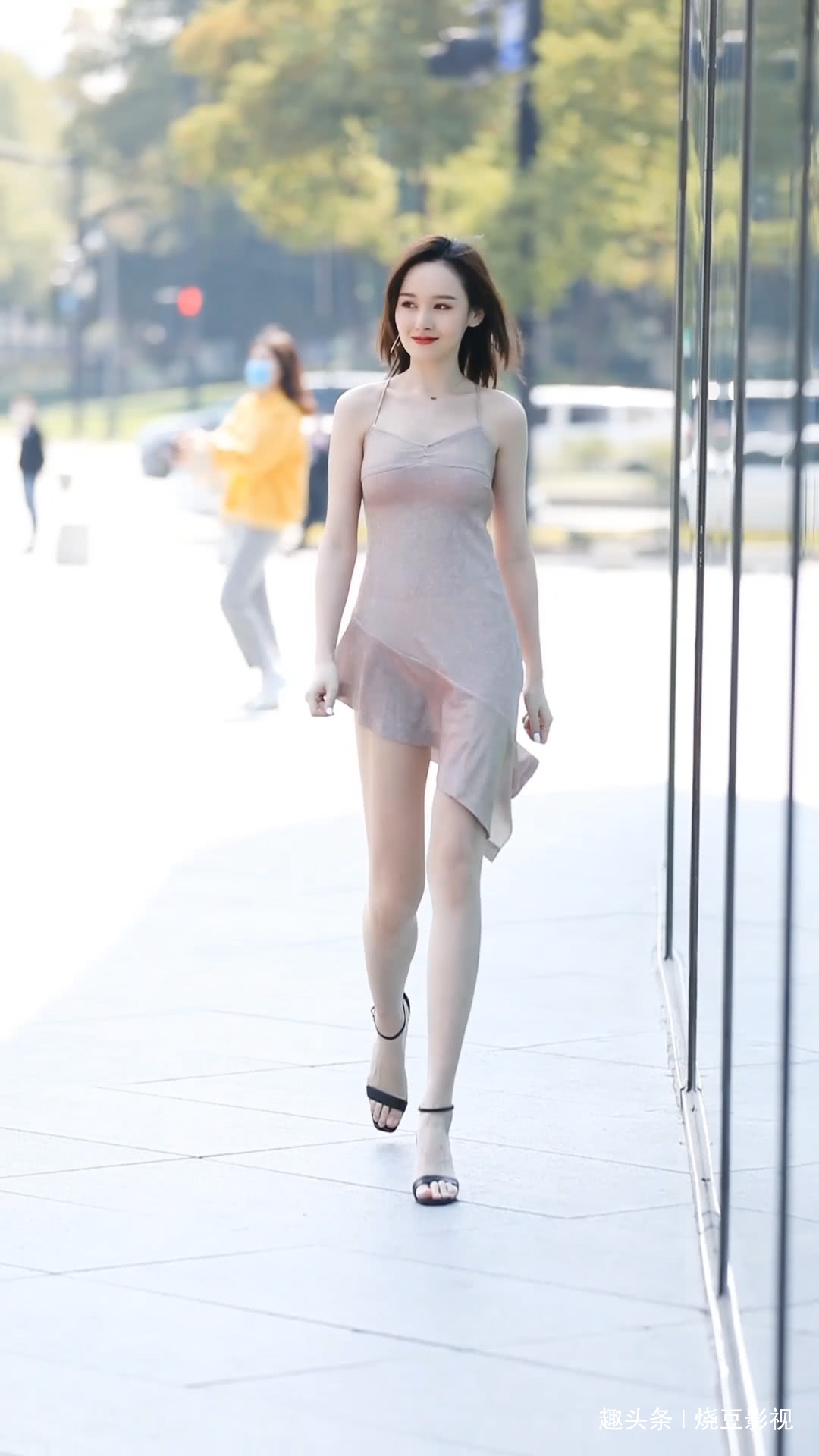 连衣裙|街拍颜值超高的美女,身穿一袭肉色连衣裙,大长腿一览无遗