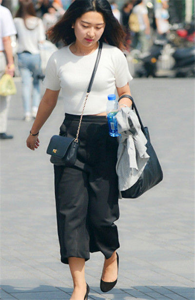 美女|高挑靓丽的小美女,无袖背心搭配短裙,特别显女王气质