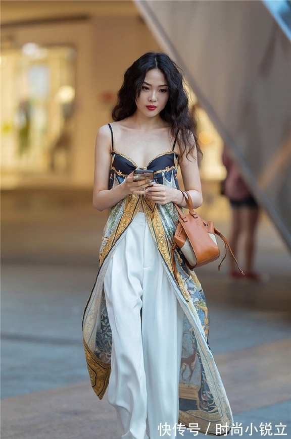 异域风情 一条丝巾打造出一位异域风情的美女，飘逸的丝巾尽显美丽优雅