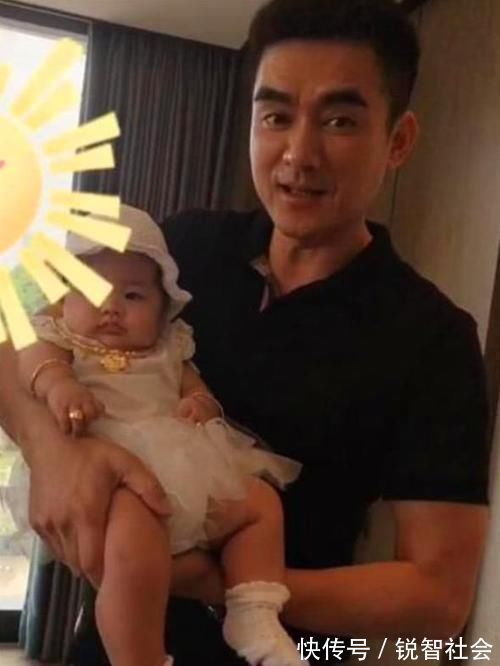 爷爷|“最潮爷爷”火了,抱孙女看楼盘,网友调侃:预定个孙女婿的位置